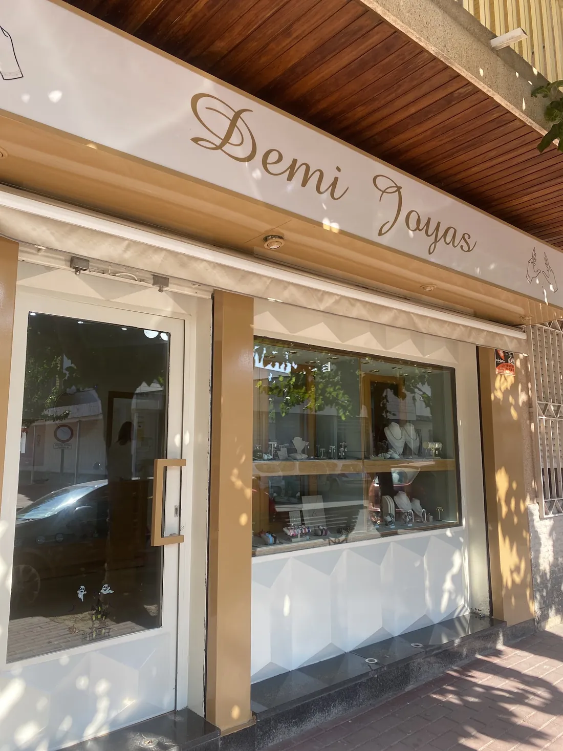 Fachada de Demi Joyas con el rótulo en la calle Mayor