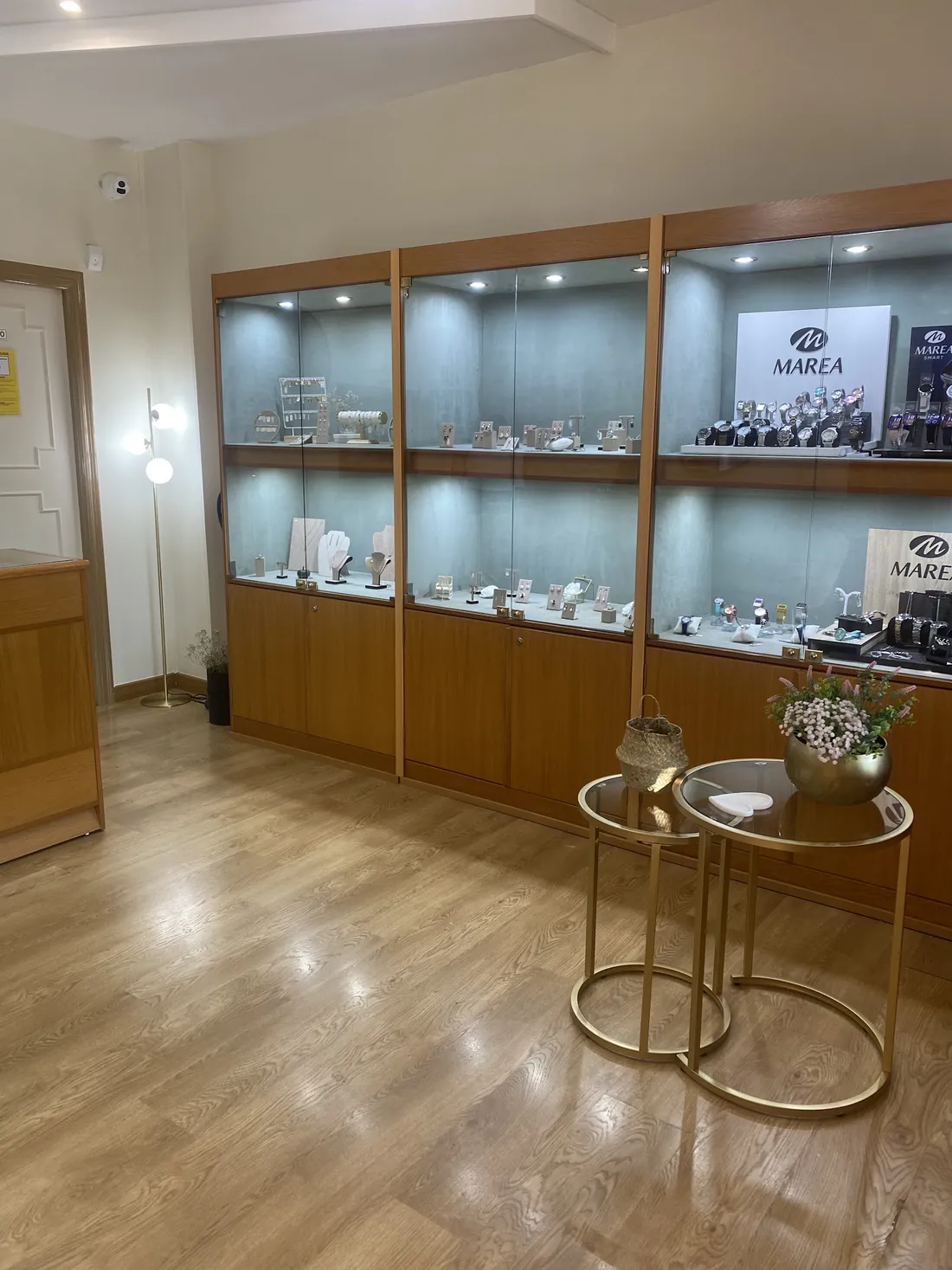 Vitrinas iluminadas del interior de la tienda